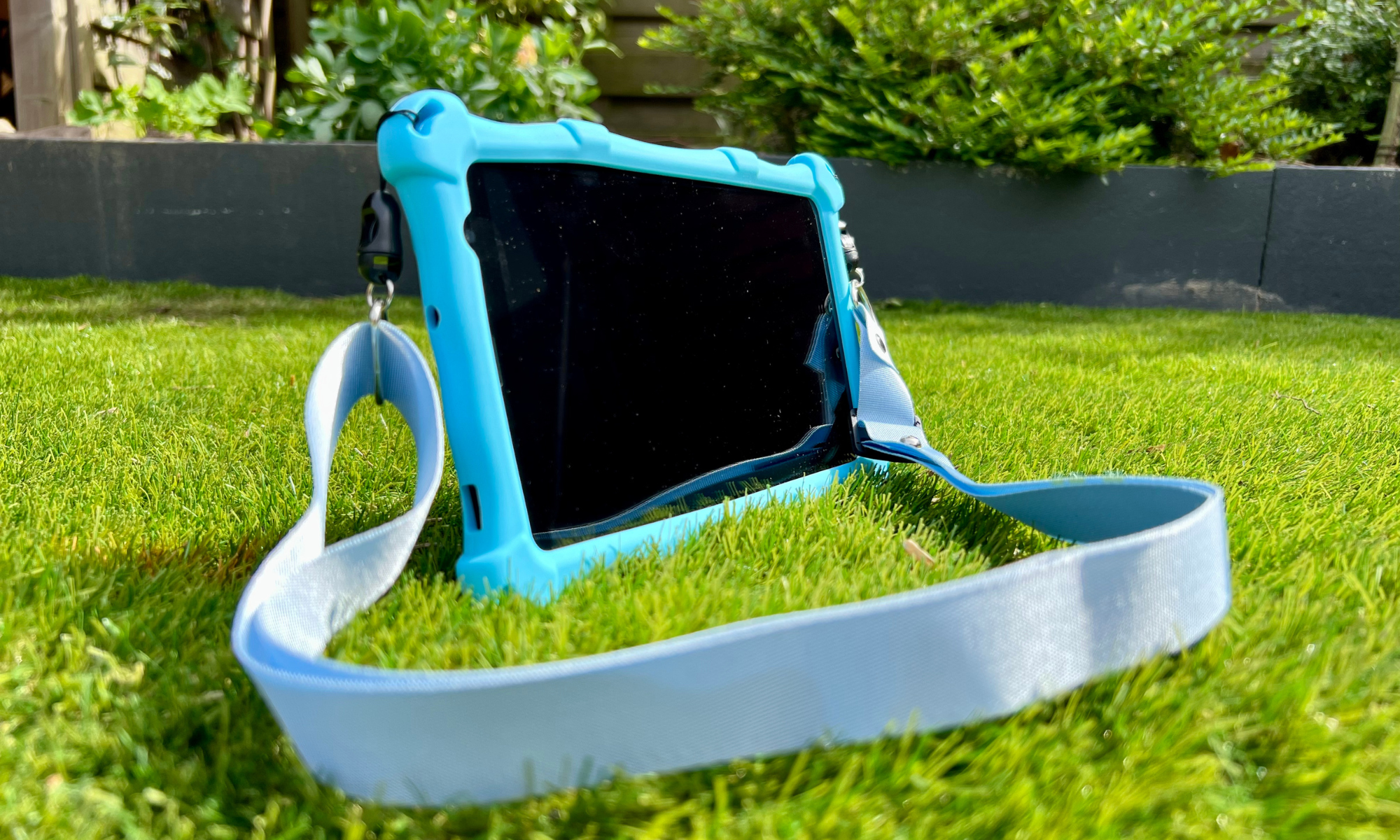 AngelTech kindertablet PRO MAX blauw buiten AngelTech kindertablet PRO MAX blauw buiten