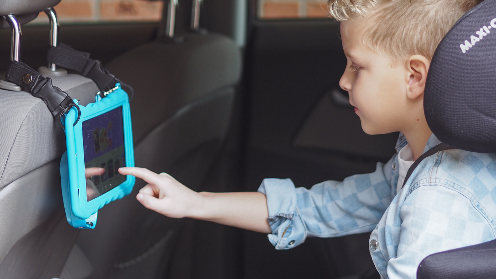 De DEPLAY Kids Tablet in de auto met de autohouder De DEPLAY Kids Tablet in de auto met de autohouder